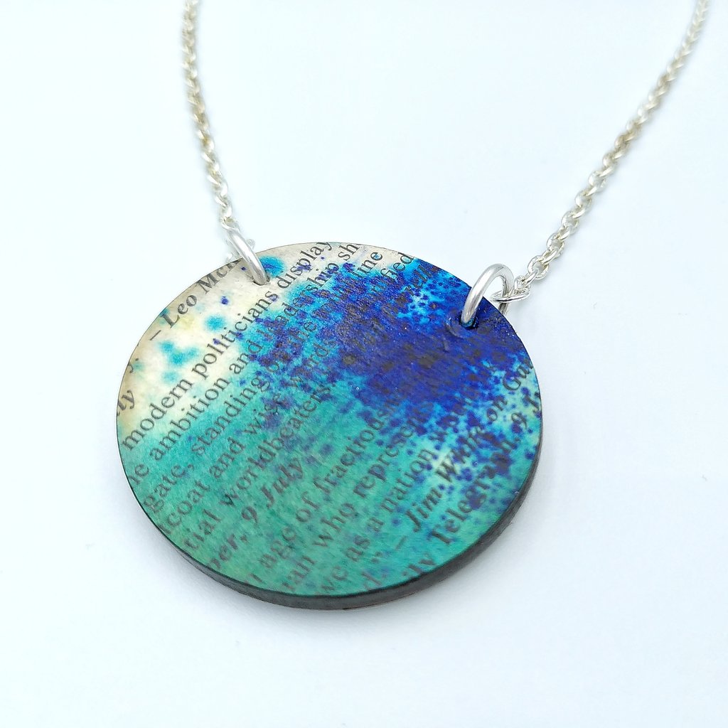 Pendant - Round 'modern politicians'